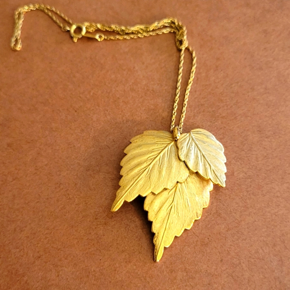 Vintage Trifari Leaf Pendant Necklace